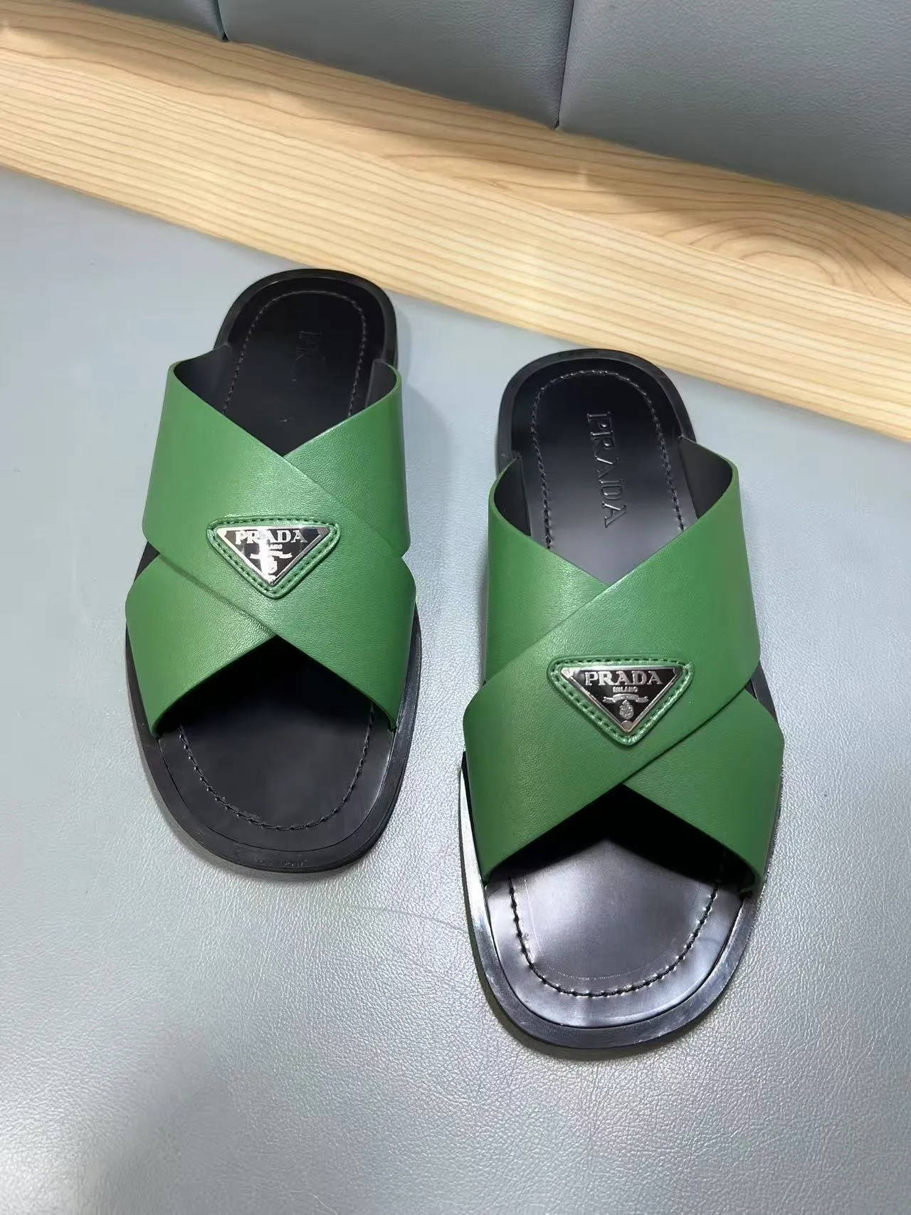340💰PRADA Prada’s latest slippers are synchronized with the official website. This slipper is made of the brand’s unique and iconic Saffiano leather. The brand logo jumps out from the double straps, and the brand style is clearly visible. Cowhide gives men elegant charm and functional design, making it an ideal choice for vacation and leisure. Size:38-45
